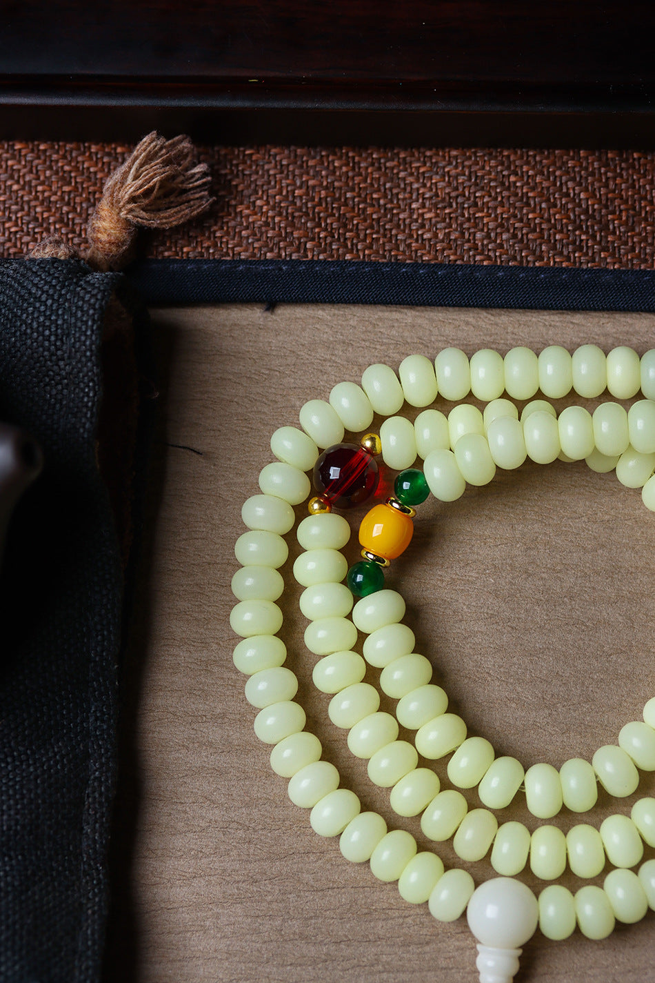 Natural Weathered Milky Yellow Bodhi Bracelet with Stone Accents – 108 Mala Beads for Women