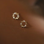 Fortune Jewel 925 Sterling Silver Posts Copper Metal Tiny Wreath Stud Blessing Flower Earrings